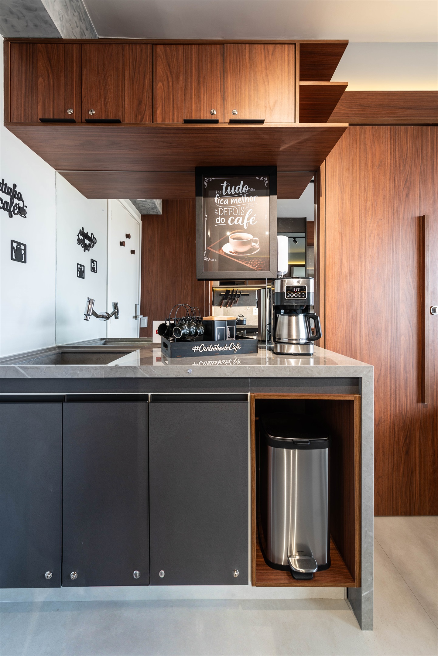 ☕ Cantinho do café exclusivo no River One, equipado para começar o dia com energia ou relaxar à noite.
