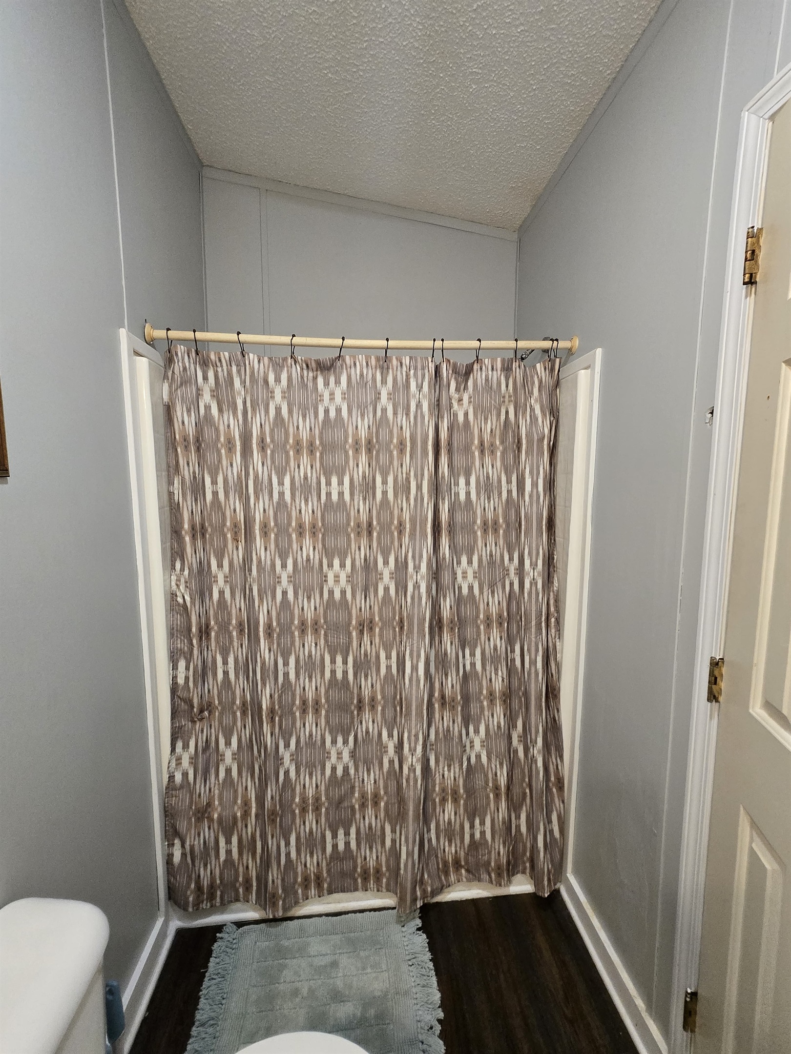 Second Bathroom (Shared)