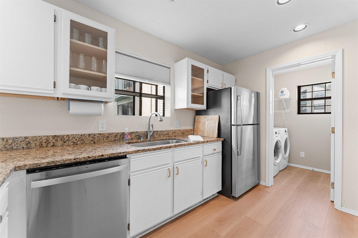 🔪 The fully equipped kitchen features granite countertops, stainless appliances, and everything you need to prep, cook, or reheat with ease.