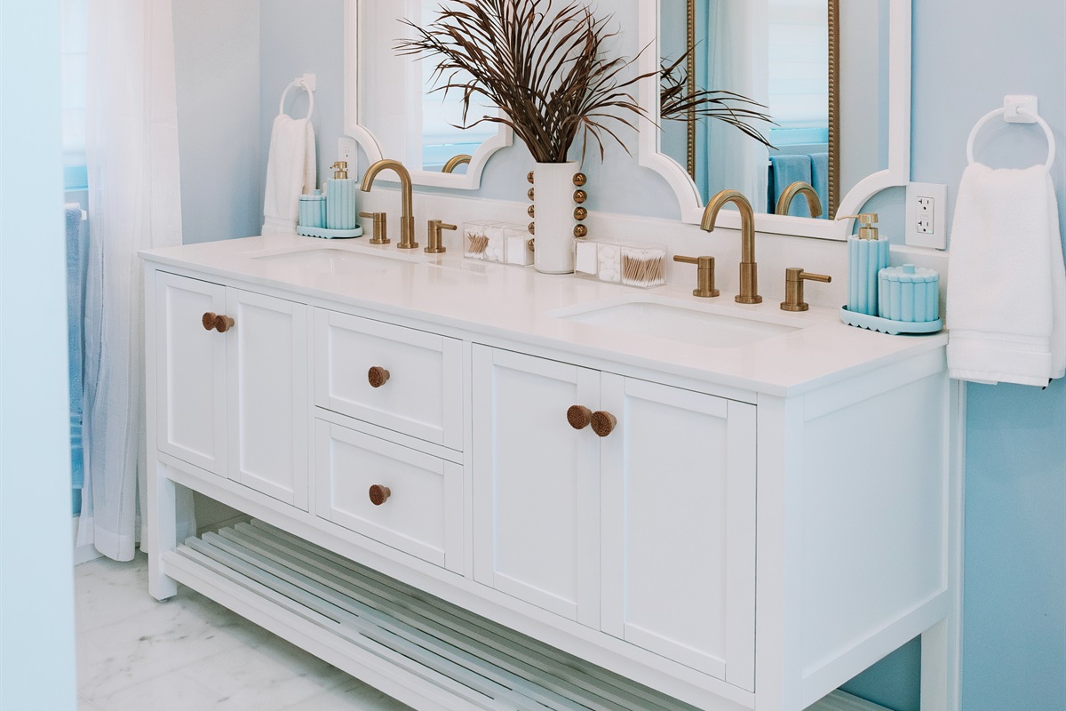 The ensuite bathroom to the main bedroom is the perfect place to get ready in private, with an astonishing rainfall shower, powder area and exquisite finishings.