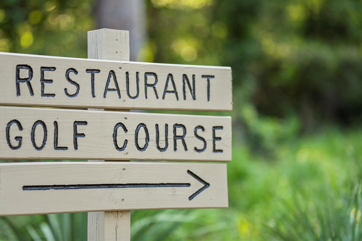 Holly Lake Ranch features its own 18-hole golf course, perfect for a relaxing round surrounded by East Texas pine trees. After your game—or any time—you can enjoy a delicious meal at Bistro 19, the on-site restaurant !!