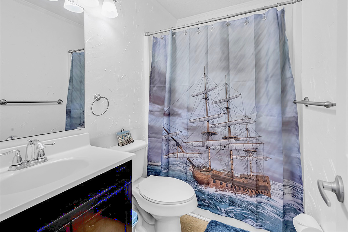 Guest Bathroom – Tub/shower combo with pirate ship decor