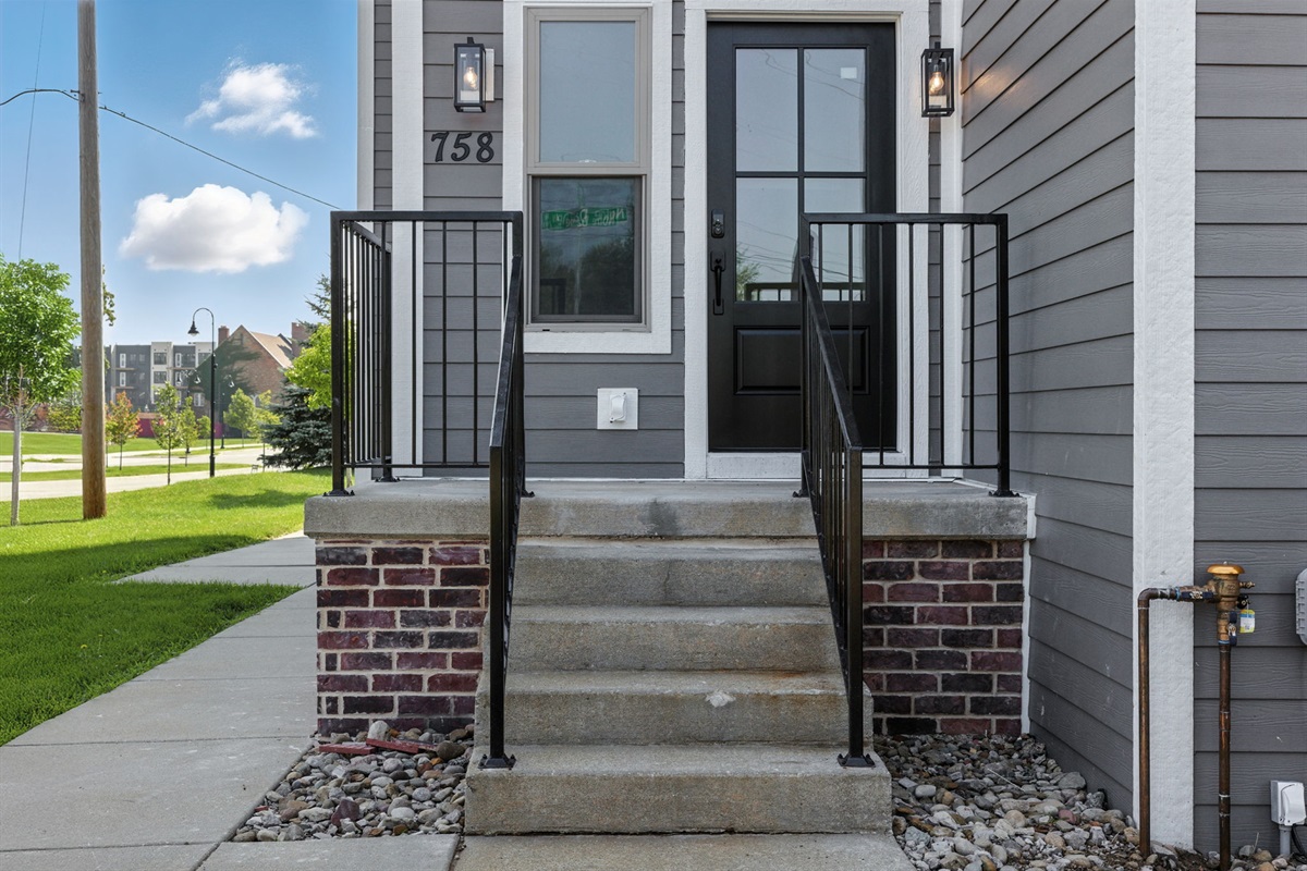 Entry directly on Notre Dame Avenue! Walk to campus!