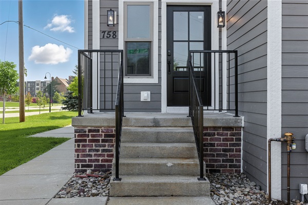 Entry directly on Notre Dame Avenue! Walk to campus!