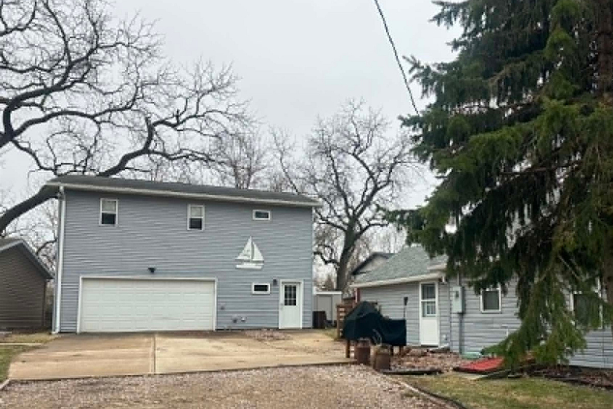 The loft sleeps 6. The main cabin/house on the property is the house on the right. Rent both to accommodate 12. Parking is shared. Parking for the loft is on the left side of the driveway. Parking on the right side is for the main house. 