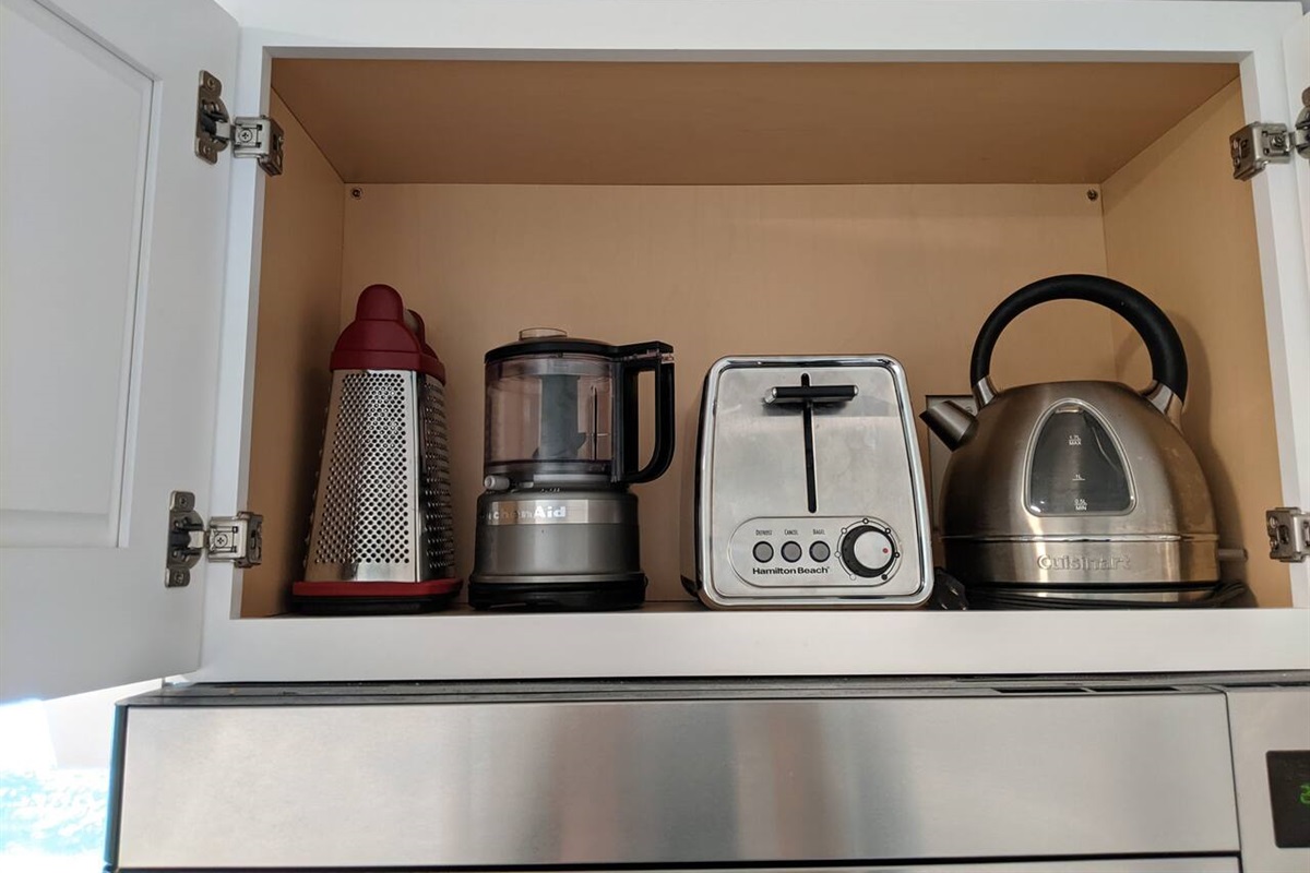 Tea pot, blender, toaster and other small kitchen appliances