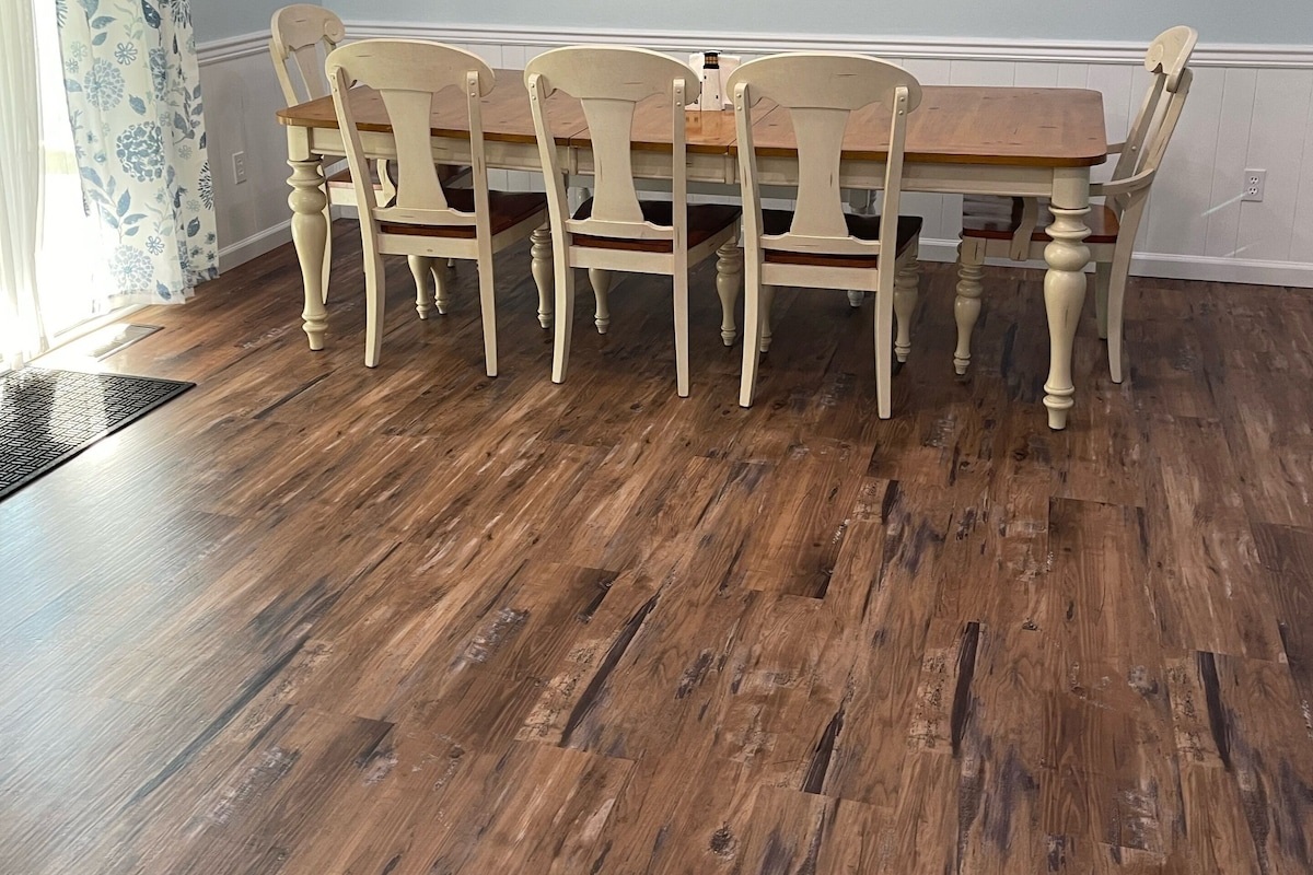 Dining room- seating for 7-8 (5 chairs and a bench)