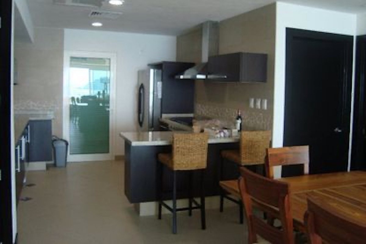 Kitchen area and Island seating