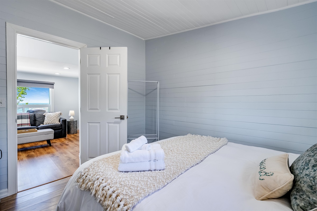 Queen Bedroom with welcoming colours.