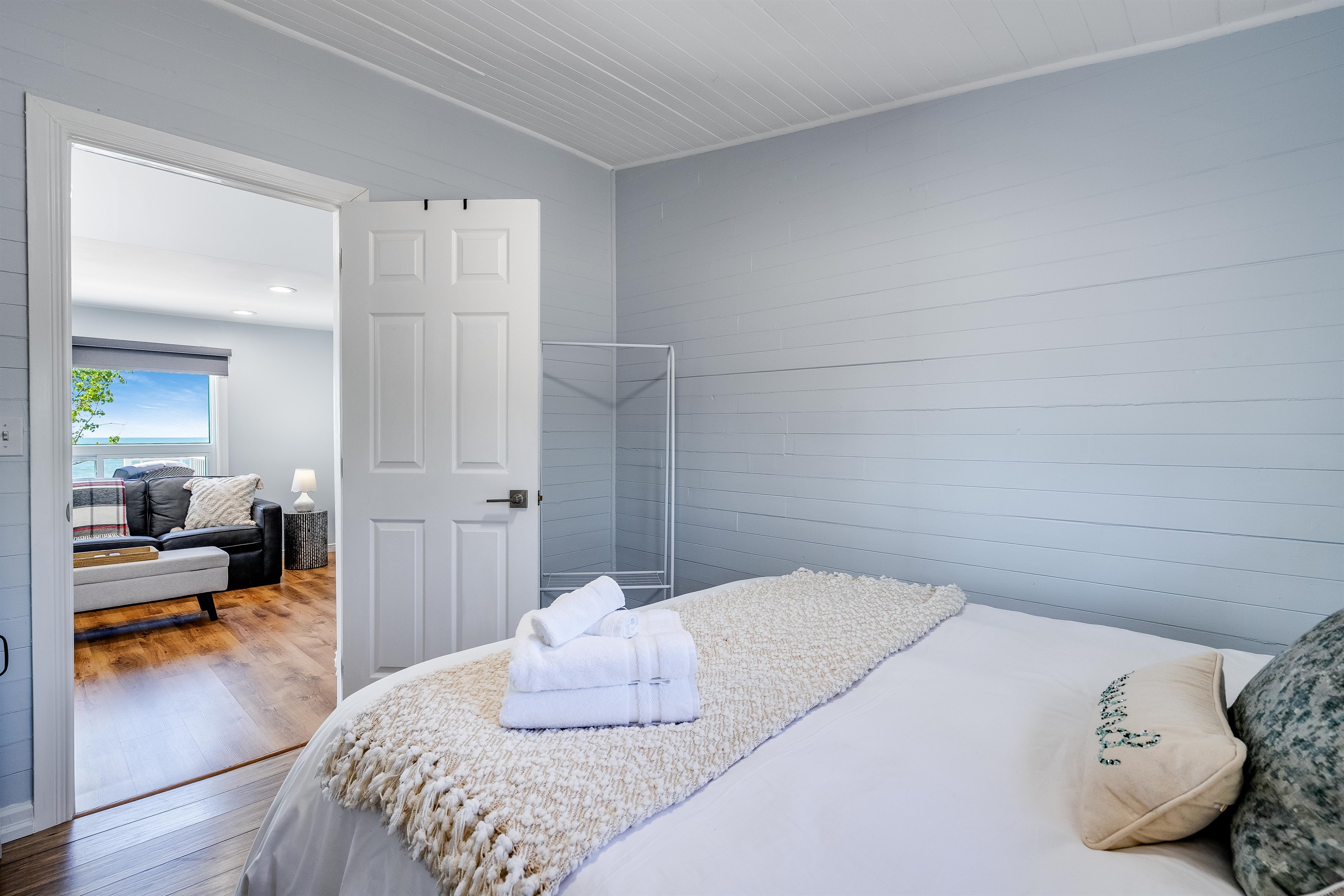 Queen Bedroom with welcoming colours.