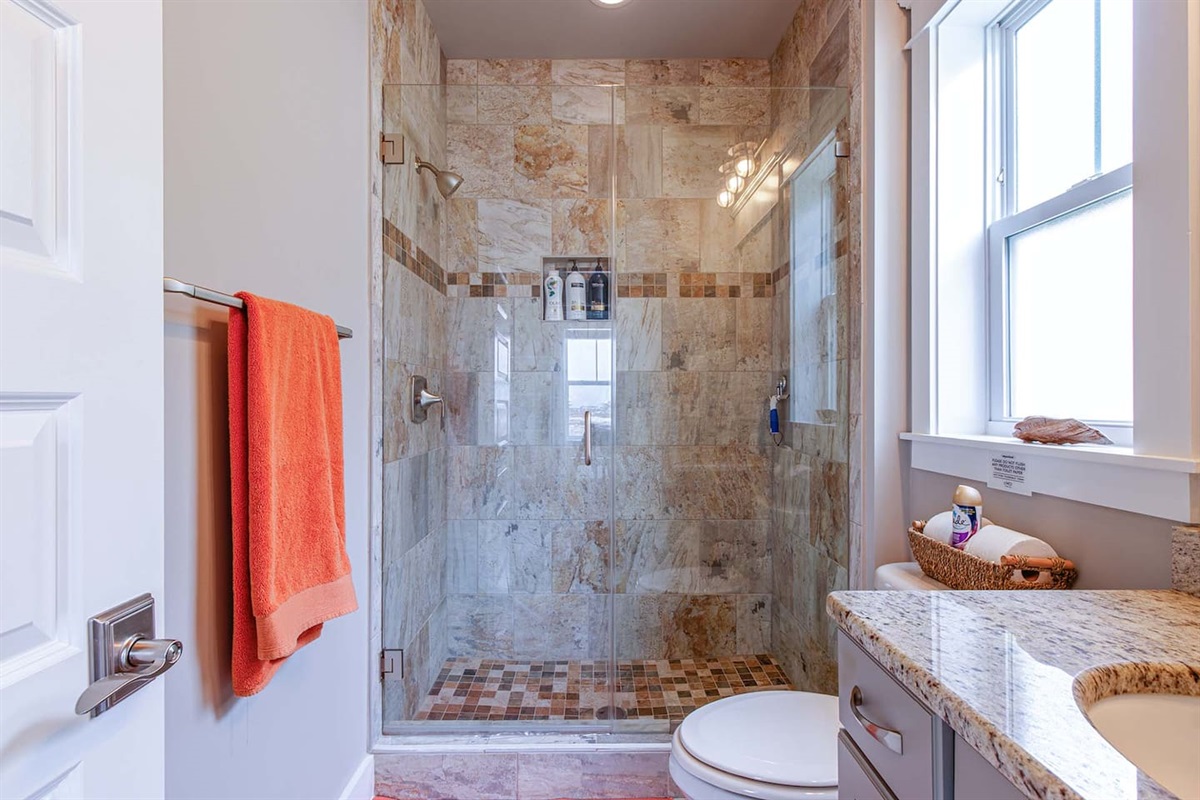 En-suite bathroom (with bedroom #2)