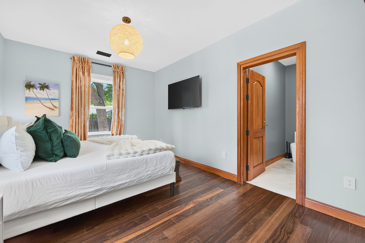 1st Floor Bedroom 3, King Suite | Rosewood Retreat | 2605 Palm Blvd, Isle of Palms, SC | IOP Escapes