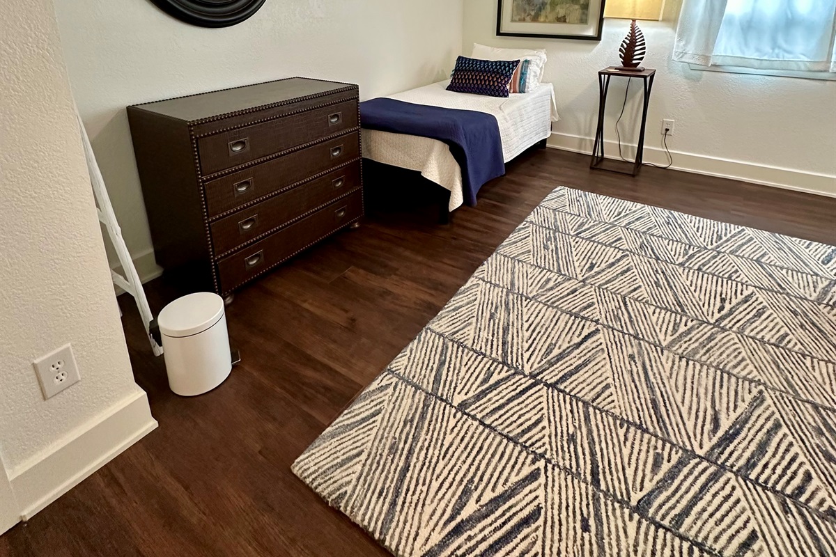 Guest Bedroom 3, Queen and Twin beds