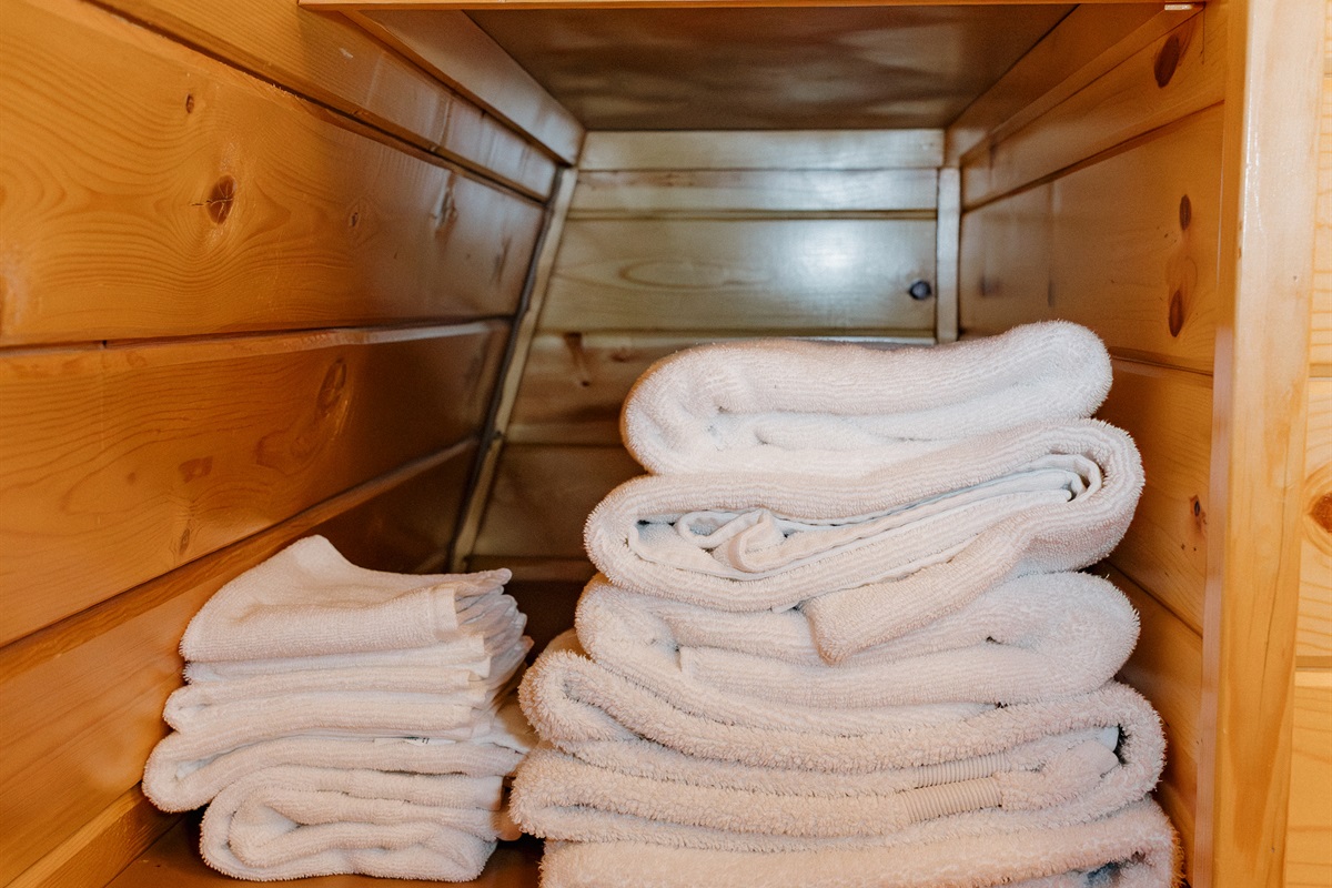 Plush towels and extra linens are stocked in the bathroom at Poppywood Pines for your convenience. This well-appointed Show Low cabin provides all the comforts of home, perfect for relaxing after White Mountains hiking, fishing, and outdoor adventures.