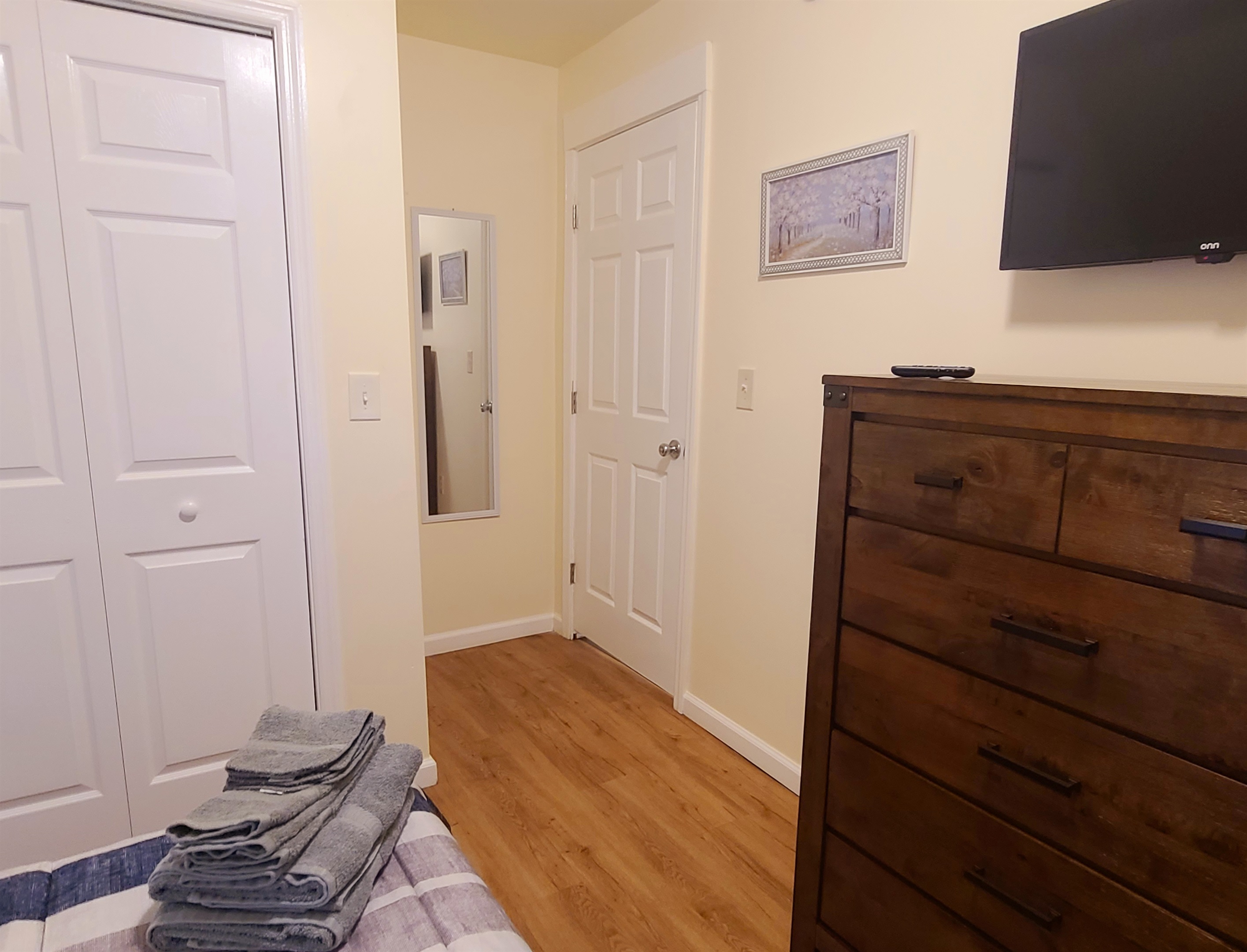 Queen bedroom #2 with SmartTV