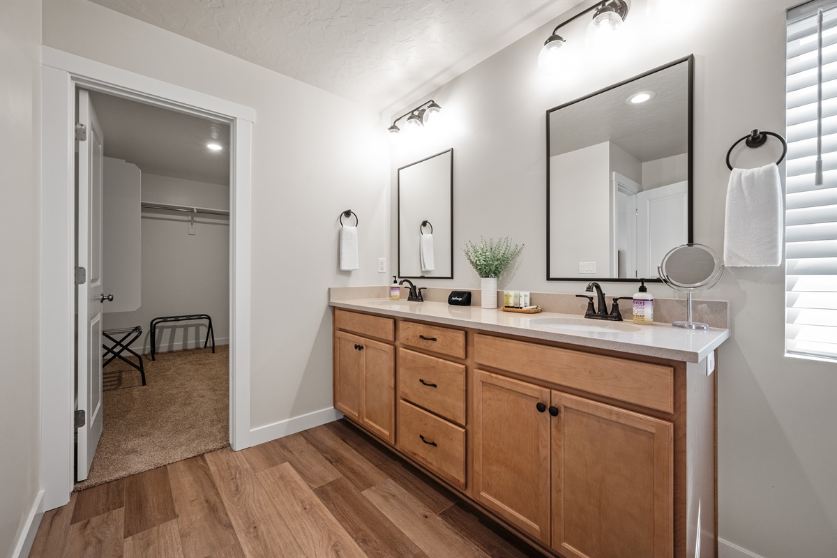 Start and end your day in comfort with double sinks, sleek quartz countertops, wood cabinetry, and convenient access to the walk-in closet.