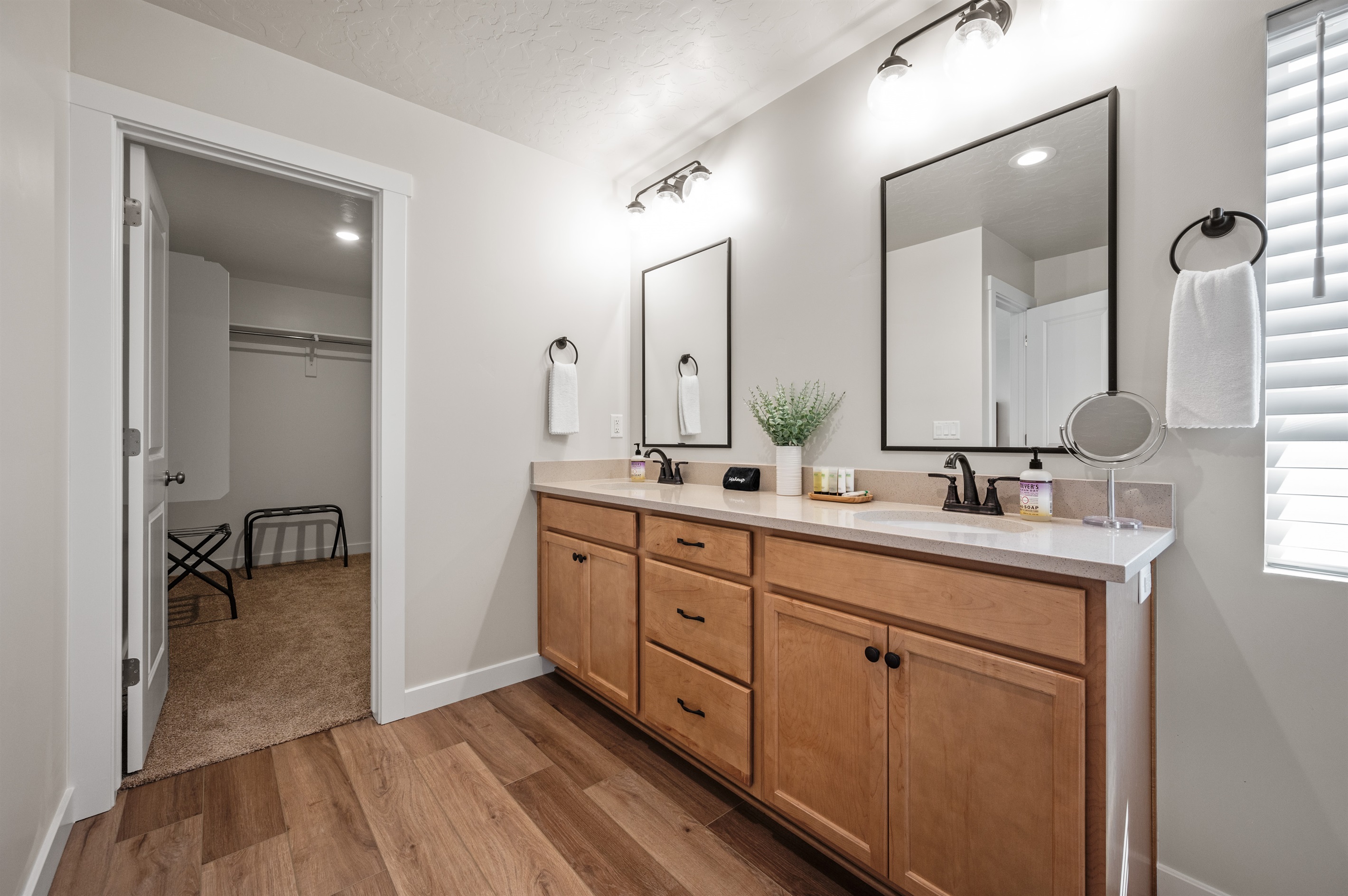 Start and end your day in comfort with double sinks, sleek quartz countertops, wood cabinetry, and convenient access to the walk-in closet.