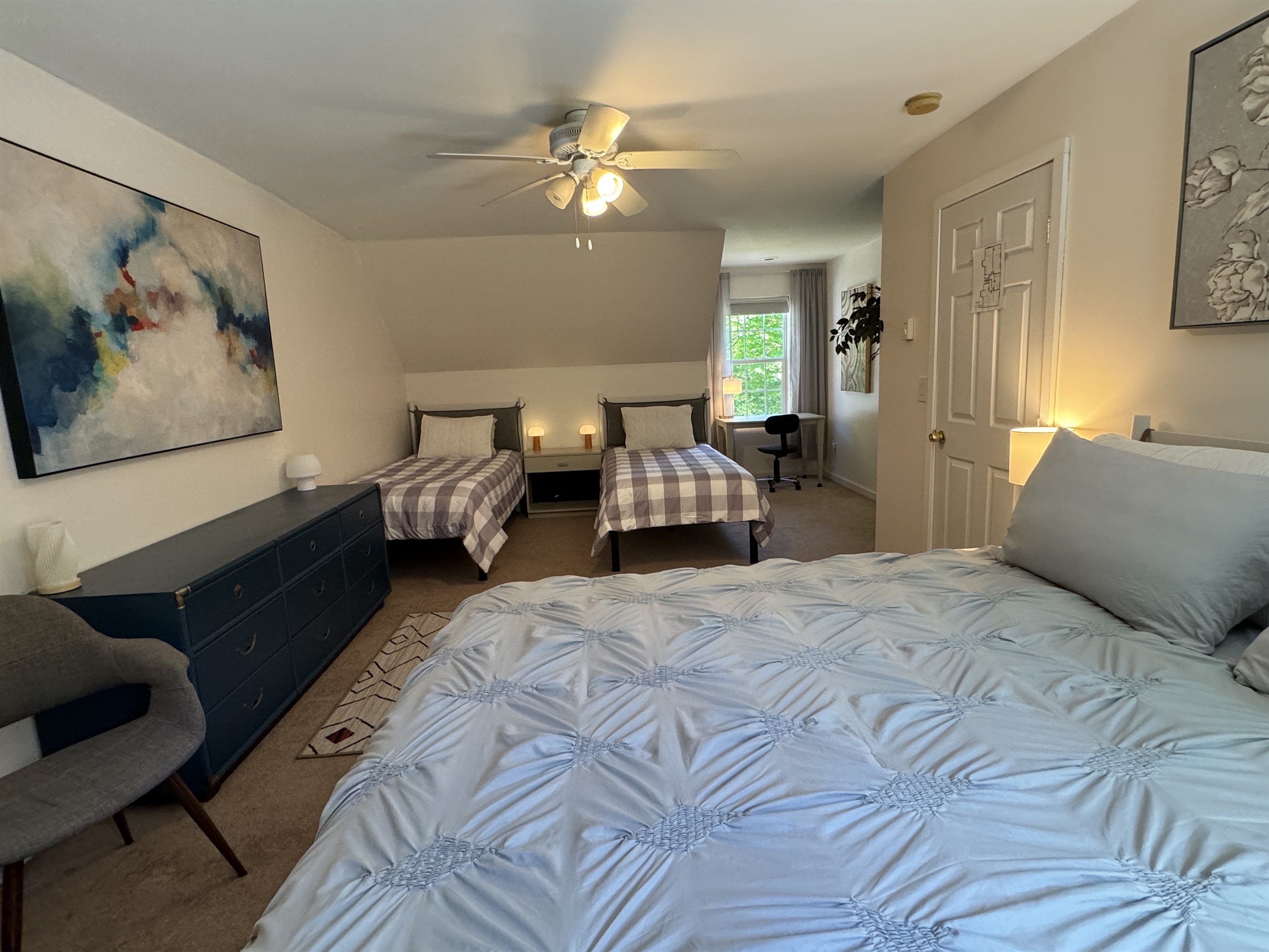 2nd floor Queen #2 + 2 Twins - Family Suite