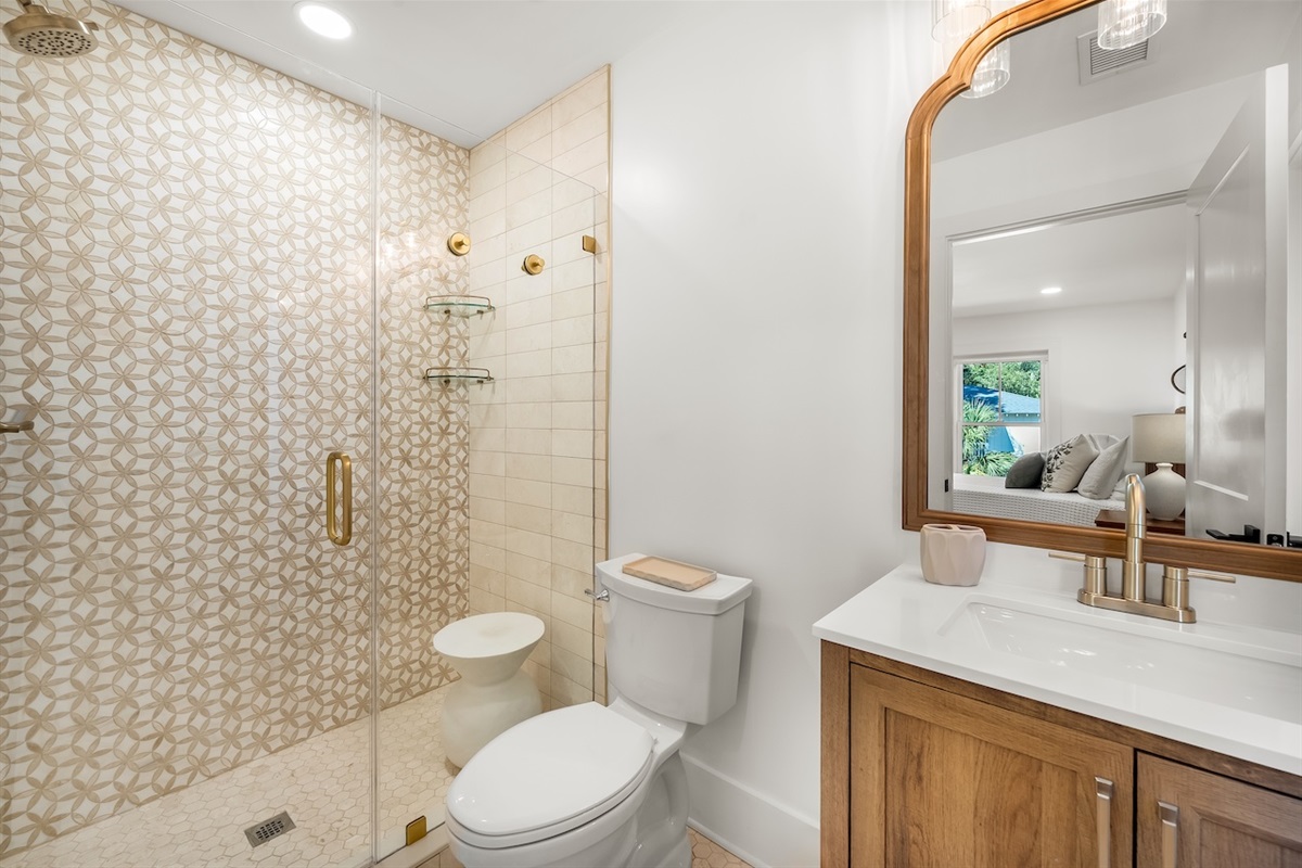 Full Bathroom | 19 Sand Crab | IOP Escapes