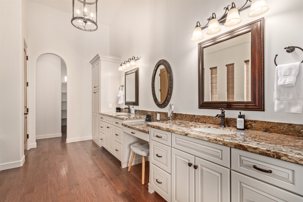 primary bath - dual vanities with ample counter space