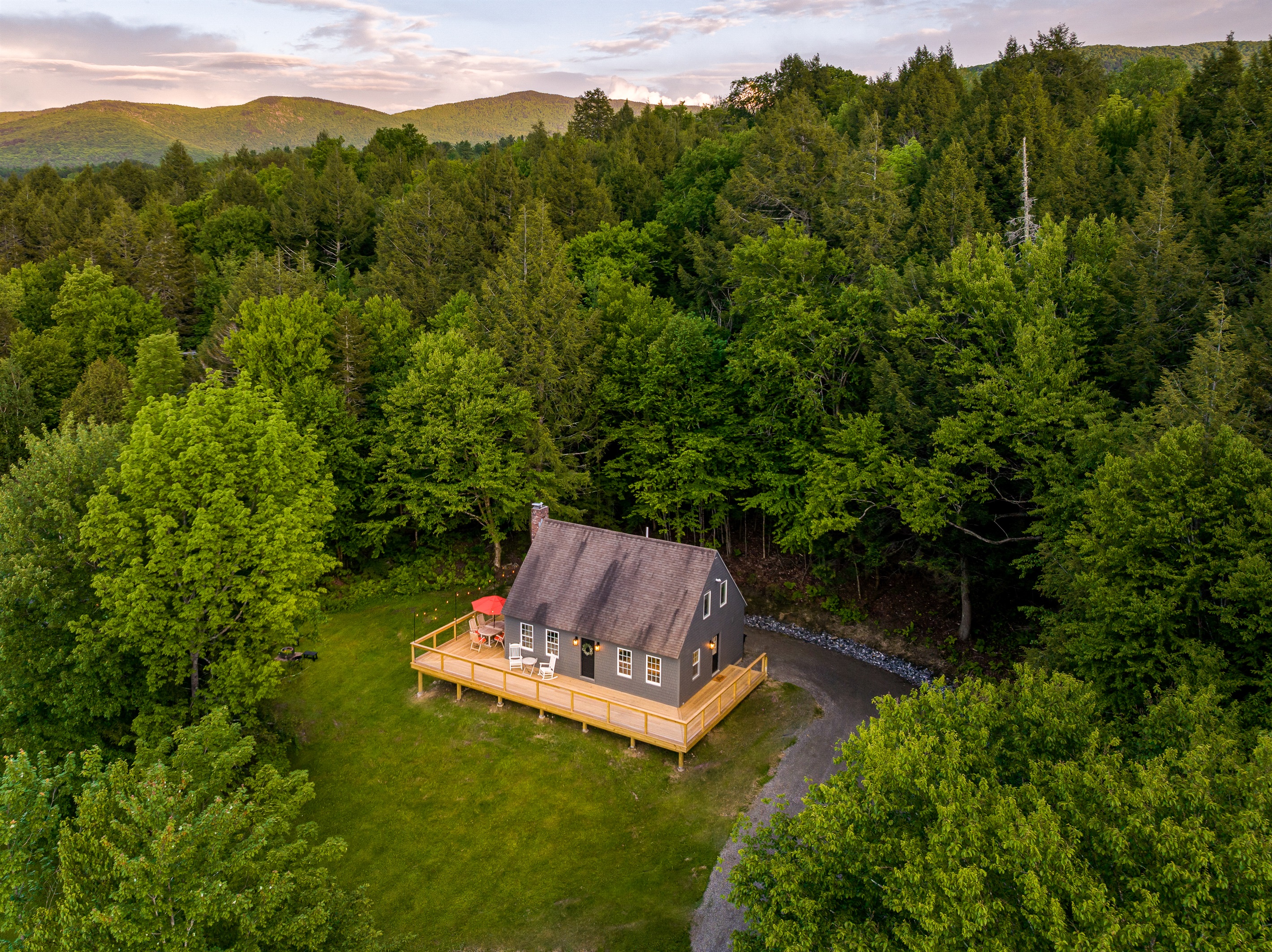 Private Deck And Hot Tub With Mountain Views - Stunning Tranquil Retreat - バーモント州