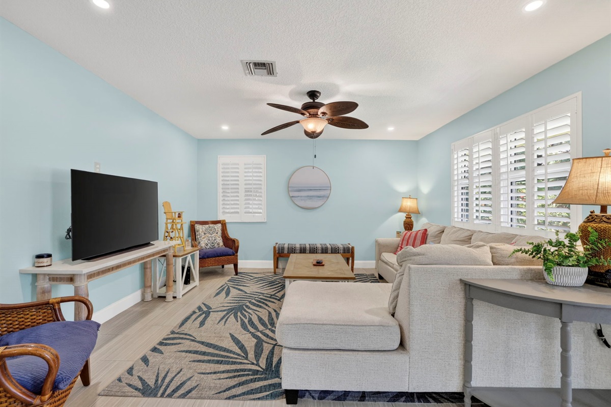232 Living Room w/ Pullout Couch