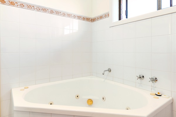 Upstairs Main Bathroom