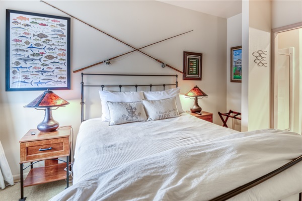 Queen Guest Bedroom - Ground Floor