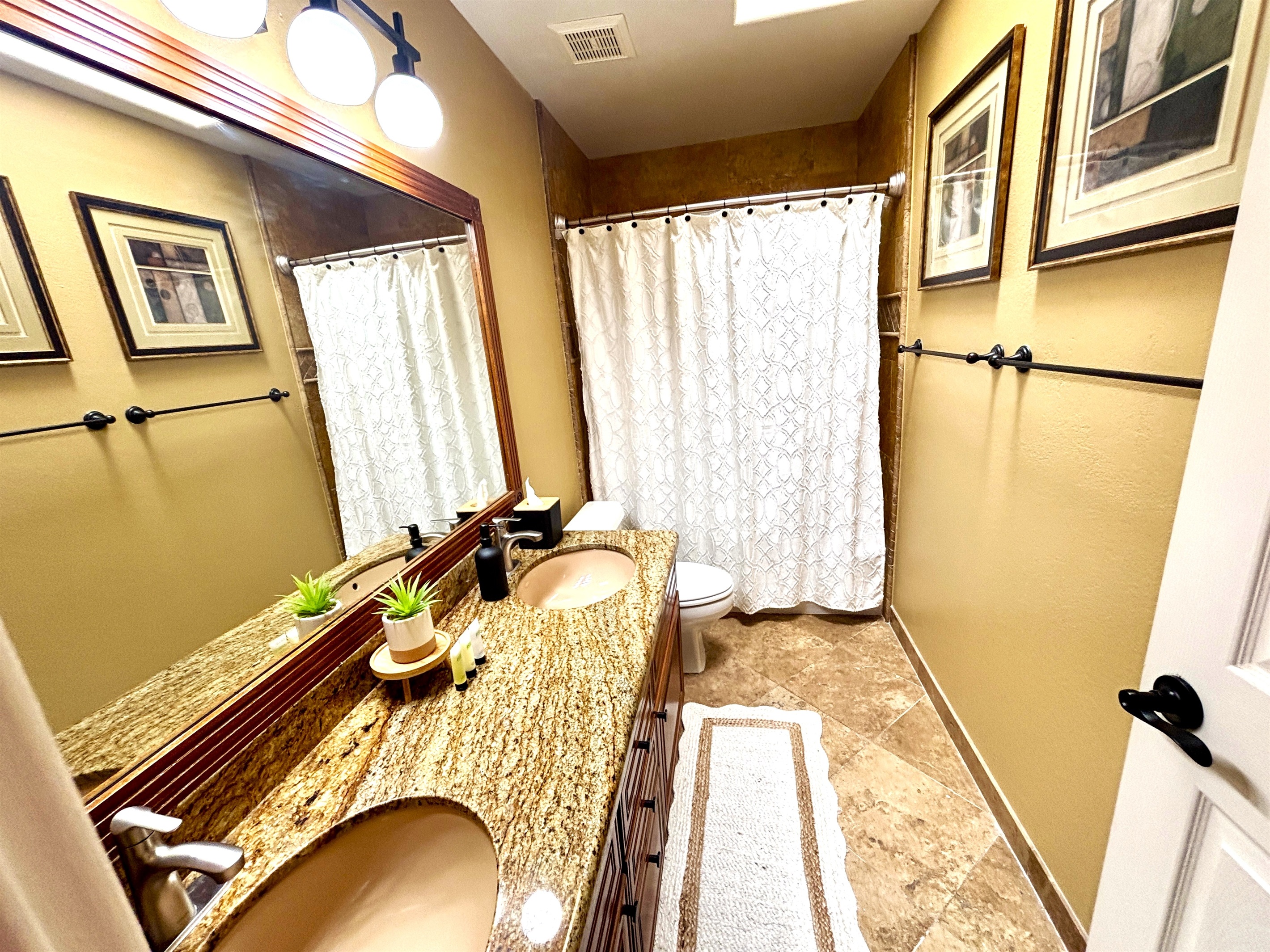 Upstairs full guest bathroom