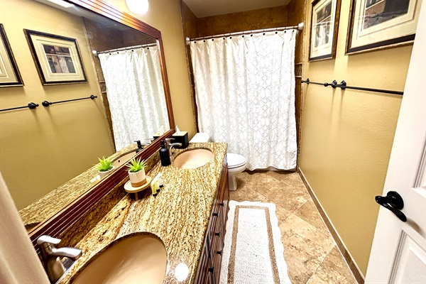 Upstairs full guest bathroom