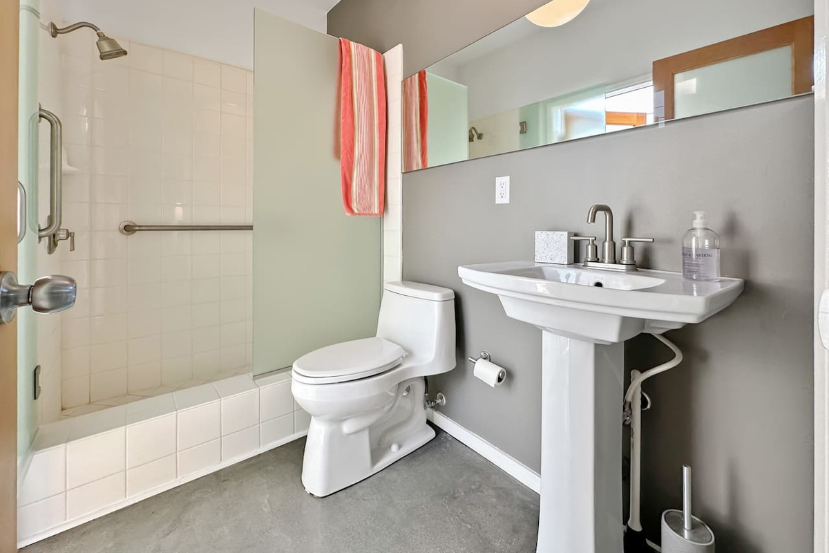 Primary Bathroom (en suite)