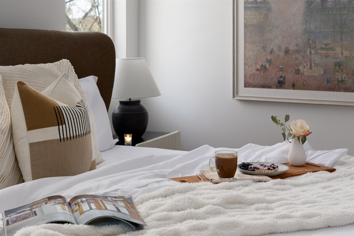 {Morning Moments- Gallery House} Soft linens, warm coffee, and breakfast in bed—slow mornings hit different in the mountains