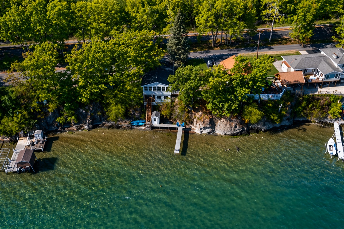 Spacious property with long waterfront frontage and endless outdoor relaxation space.