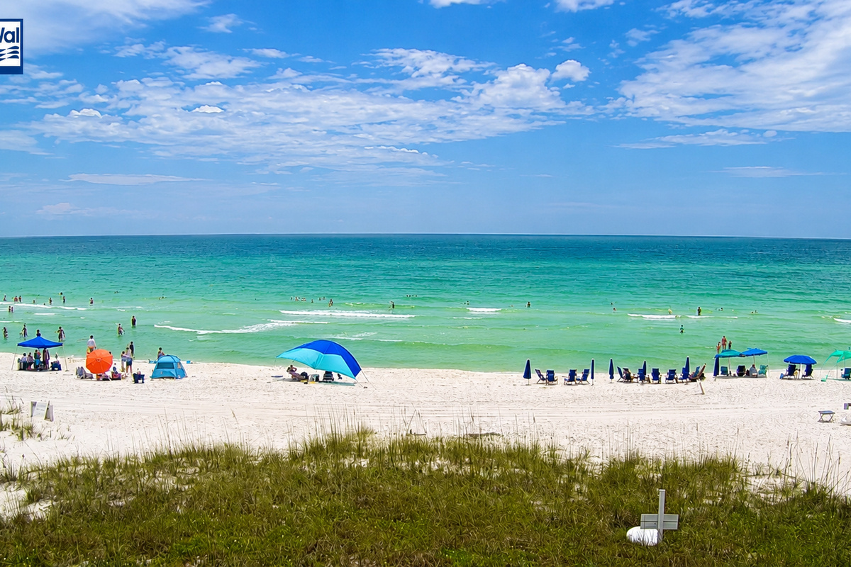 🏖️ Sugar-white sand and emerald Gulf water are just 0.4 miles away, with multiple public beach accesses nearby.