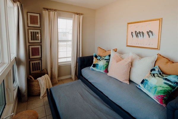 Daybed Room Facing the Lake