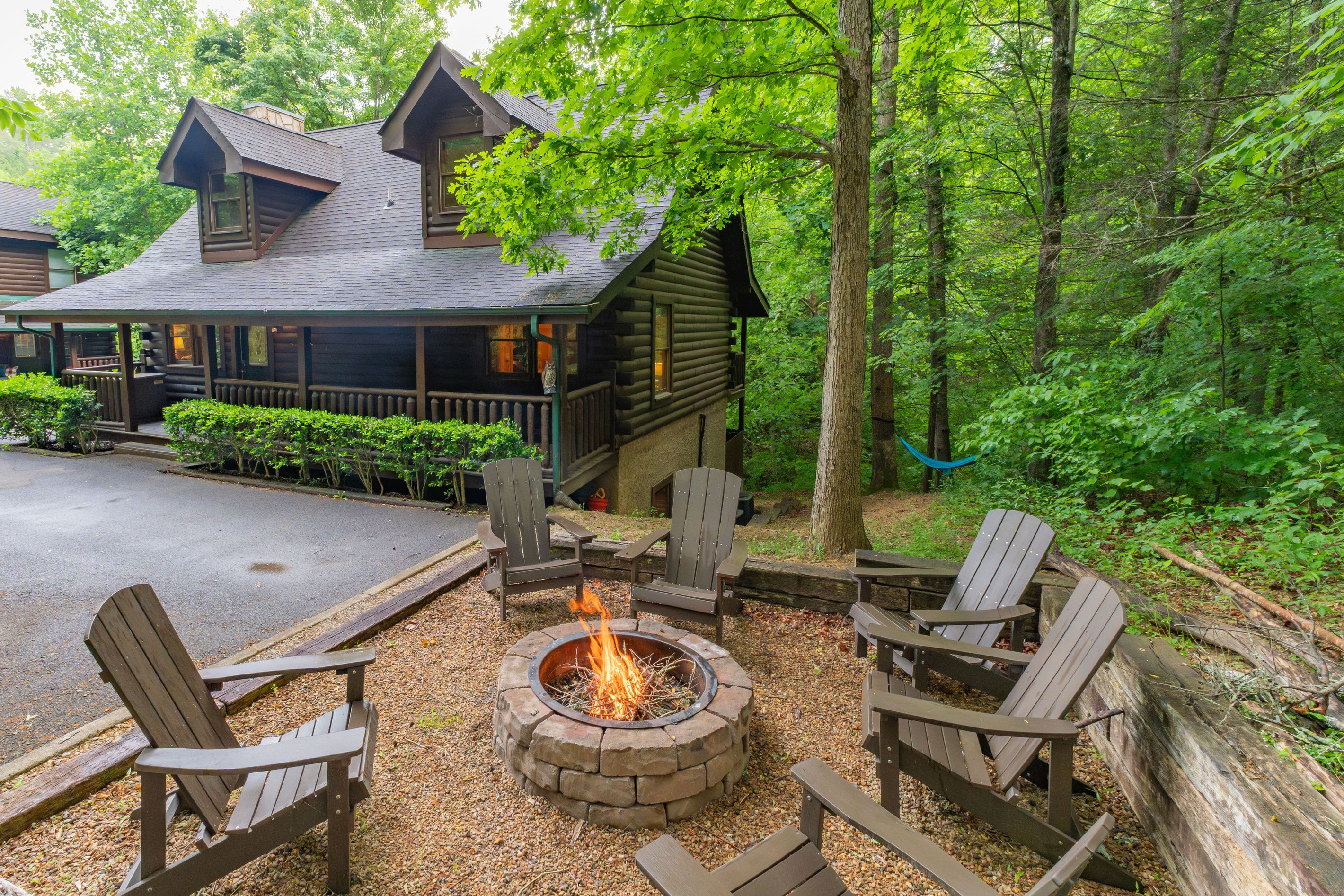 Welcome to Mighty Oaks Mountain Retreat. Adventure, comfort and relaxation all in the peaceful wooded setting along with the convenience of being less than 1 mile to the Pigeon Forge Parkway.