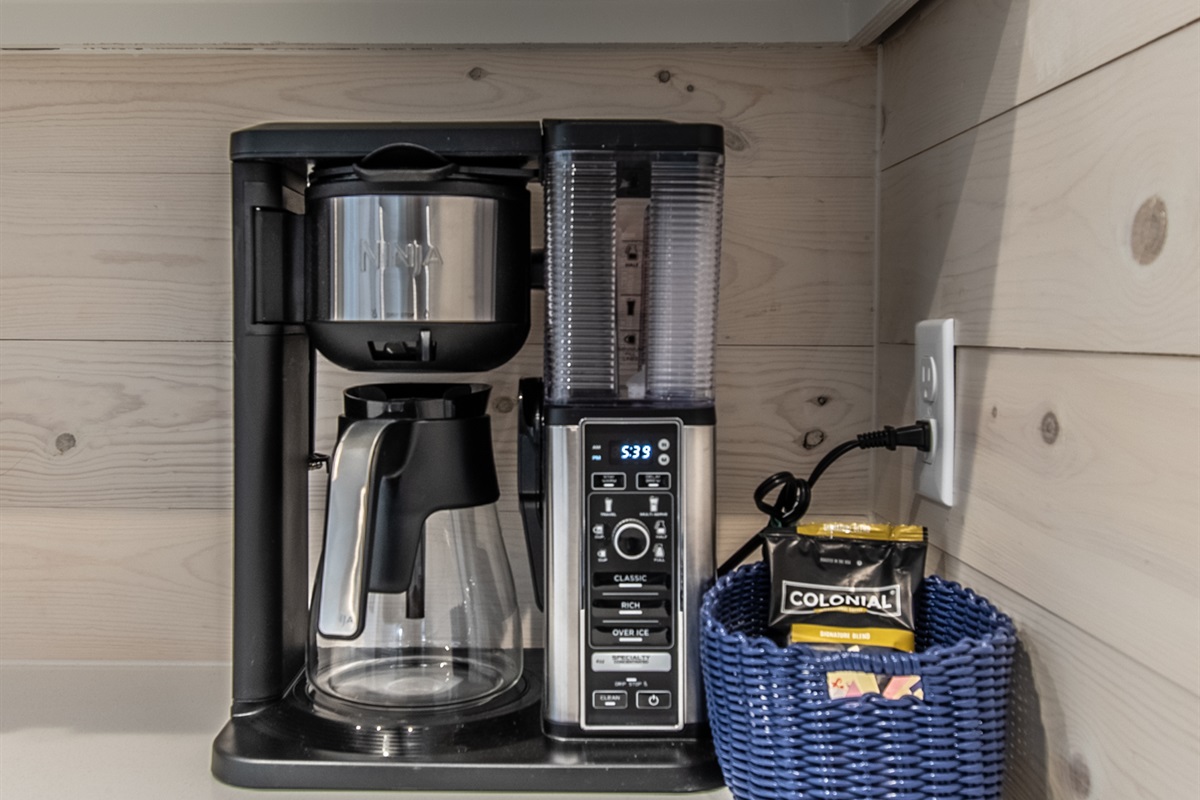 Ninja Coffee maker that offers full cup or full pot settings, uses regular loose coffee, no pods needed