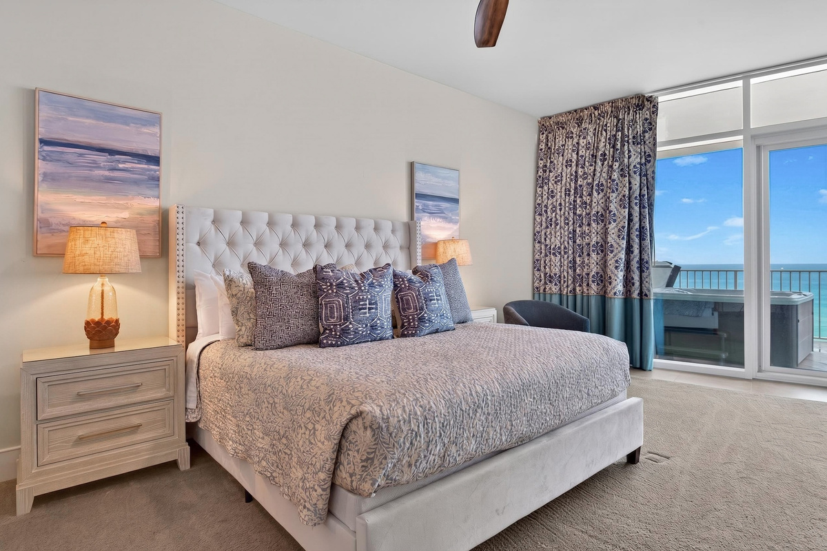 Master King Bedroom, balcony access
