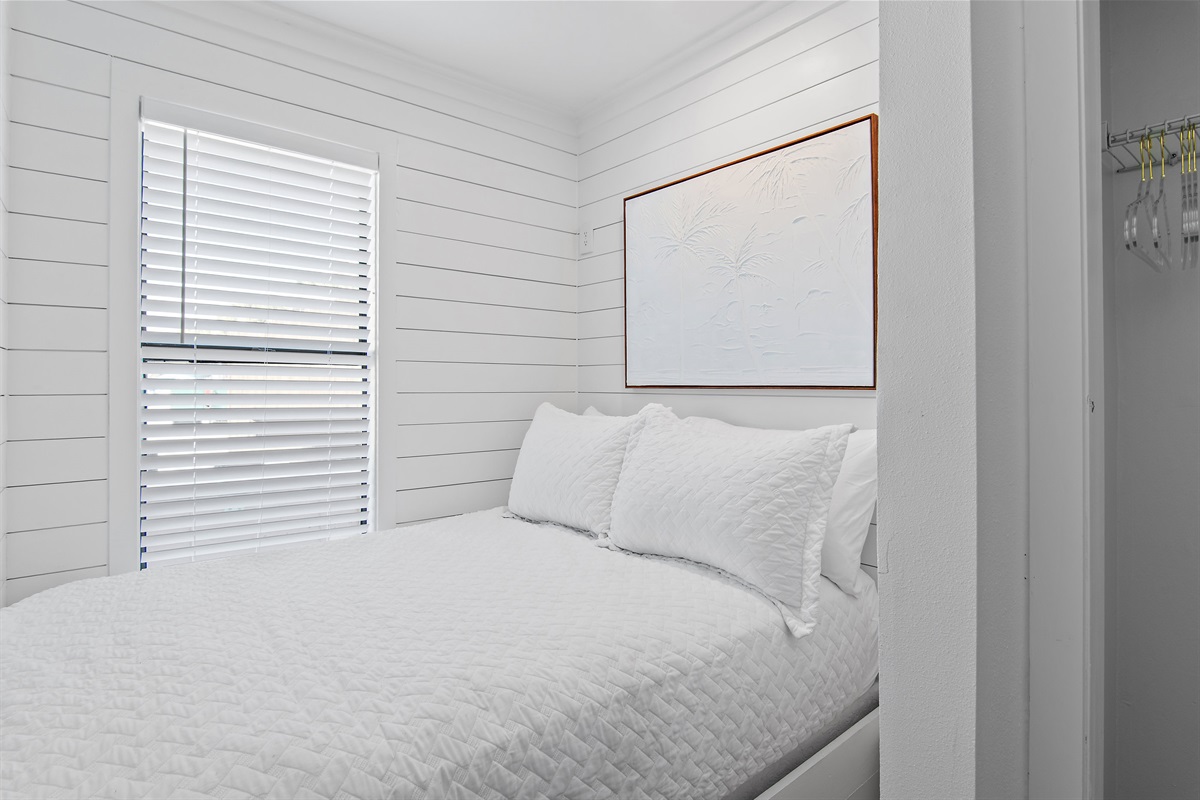 2nd Floor - Bedroom 4: Full Bed, access to hallway half bathroom or Full Hallway Bathroom with Walk in Shower on 3rd Floor, Smart TV (Sleeps 2)