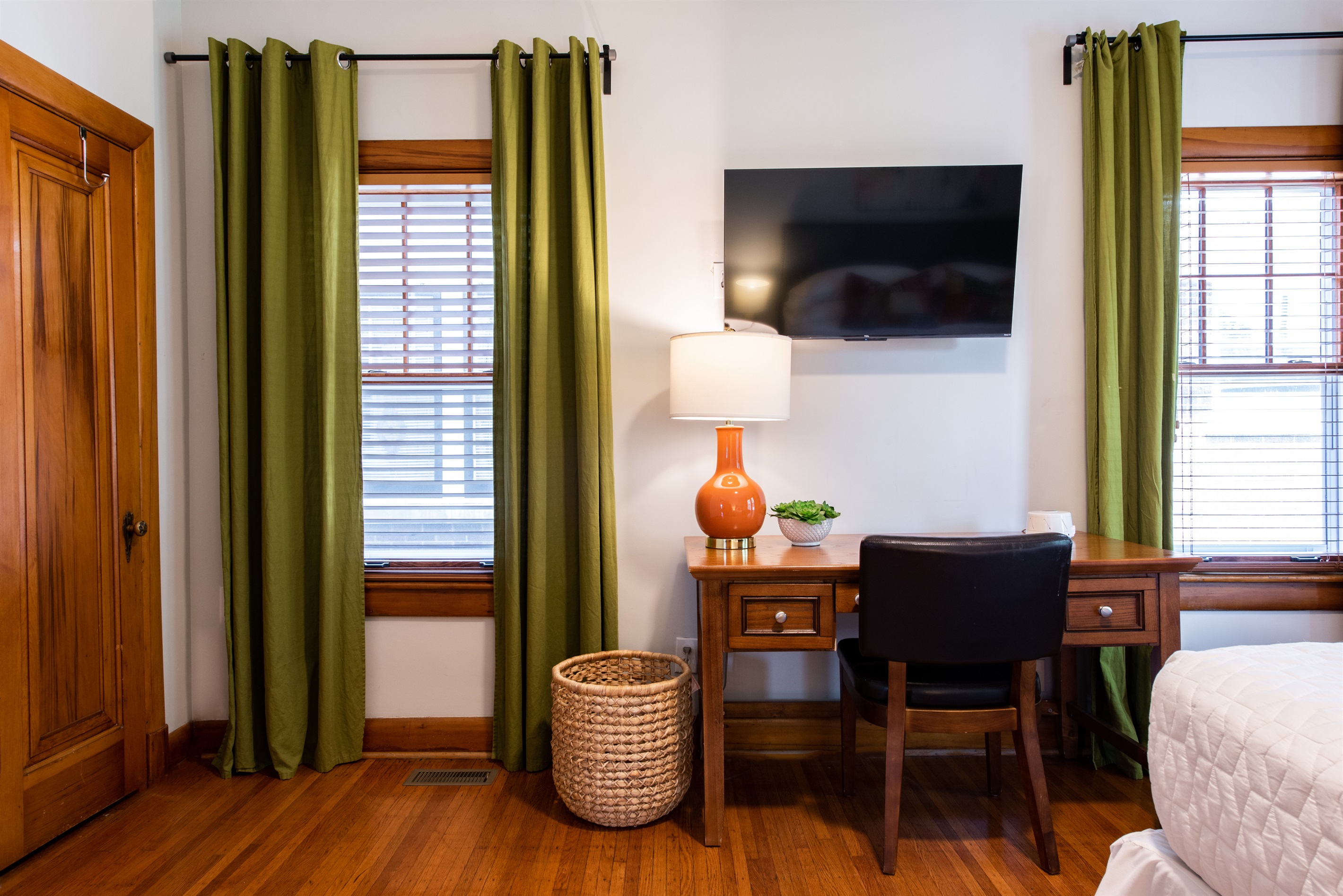 Bedroom #1 *First Floor *King Bed *Smart TV *White Noise Machine *Full Bathroom #1 in Hallway