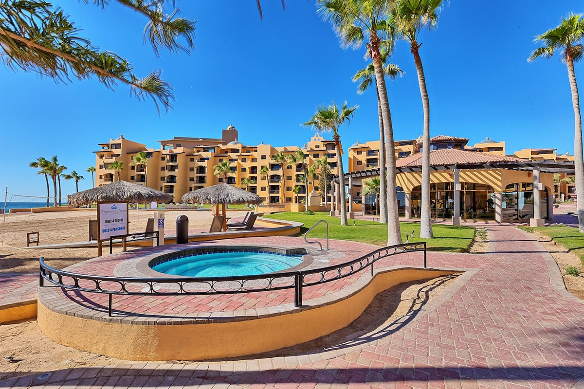 Hot Tub / Jacuzzi near the "E" Pool.