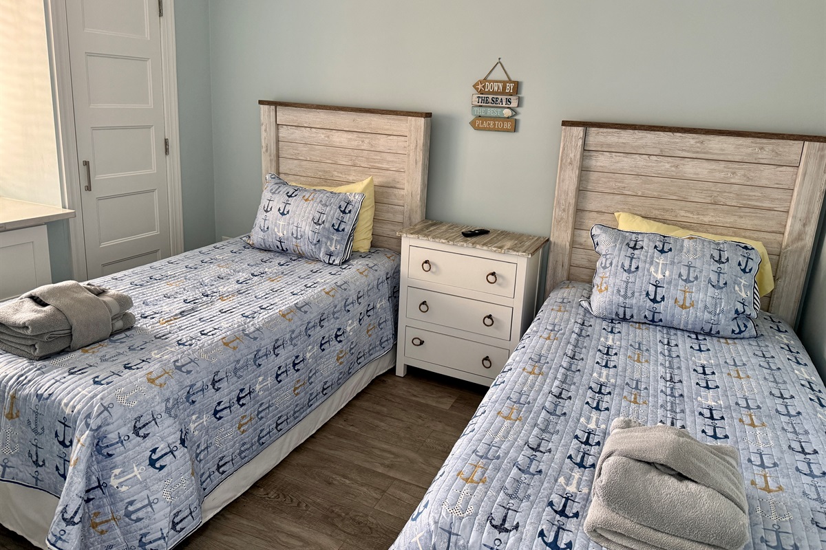 Guest Bedroom w/Two Twin Beds
