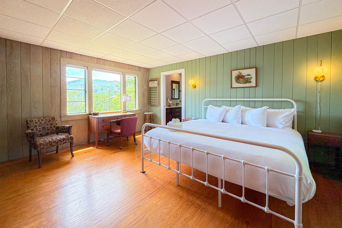 the master bedroom features a king sized - cooling gel memory foam bed; extremely comfy! The bed has high thread count sheets and shredded bamboo pillows. The bedroom also features an en-suite bathroom.