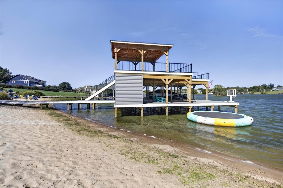 Family-friendly sandy beach with easy access to the water and plenty of room for lakeside fun.