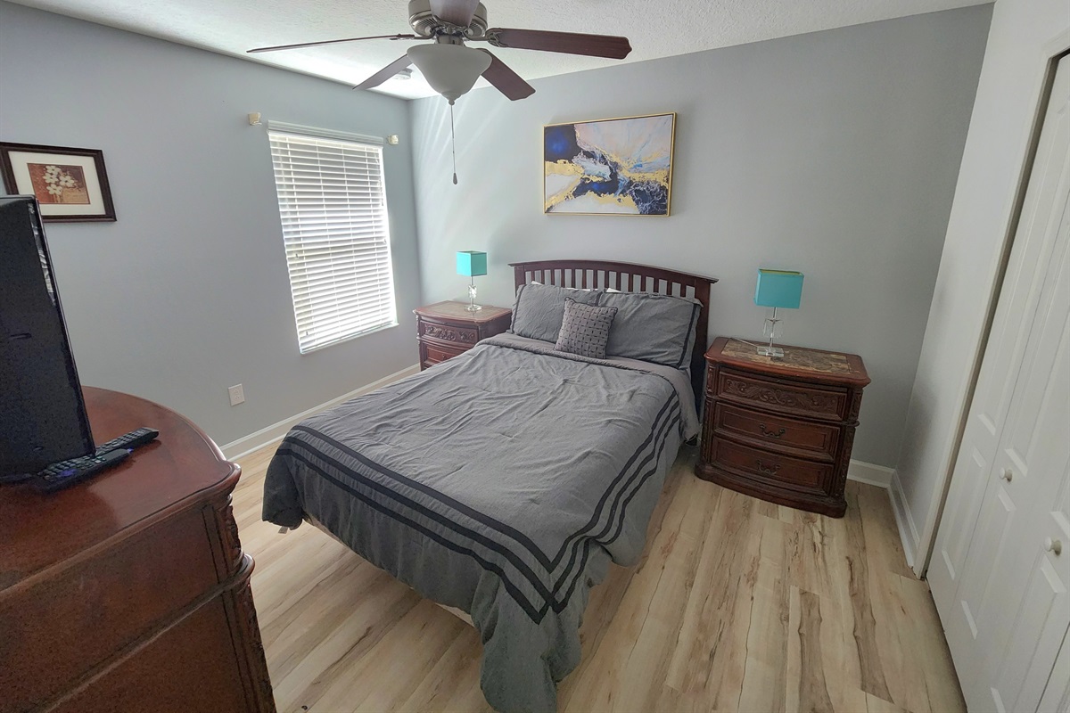 QUEEN Bedroom, TV