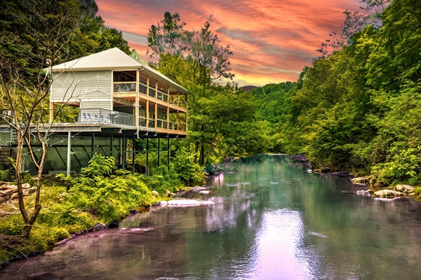 Welcome to Take Me to the River Cabin perched right above the famous Little Pigeon River in Gatlinburg, TN. Just you, nature and your loved ones listening to the peaceful sound of water. Enjoy your getaway on a waterfront property!