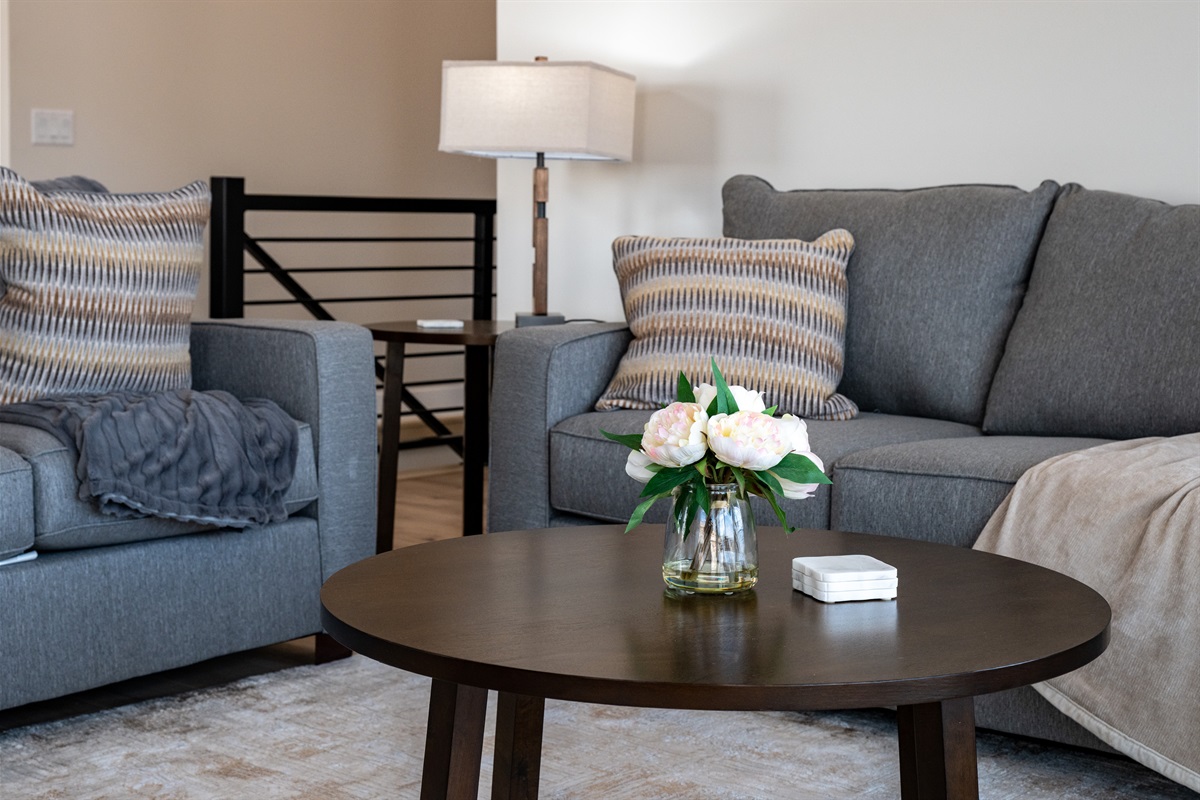 Rest on the sofa and enjoy the serenity of the mountains.