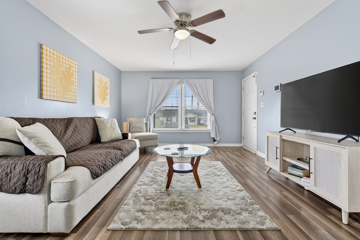 Cozy 3 bedroom 2 bath home offers plenty of room to sleep up to 7. High speed internet, washer and dryer, linens, and all kitchen amenities included. Located just across from Ft. Campbell Army