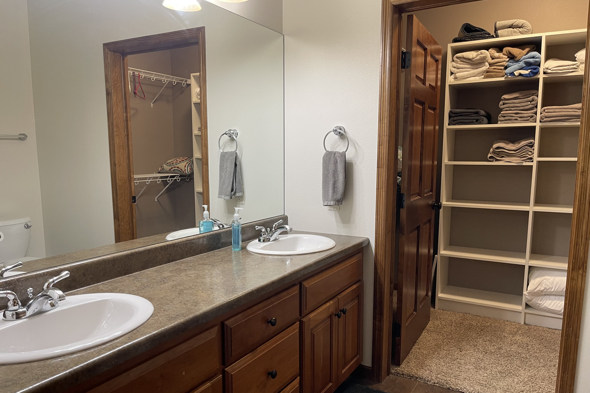 Master Bathroom w/walk-in closet