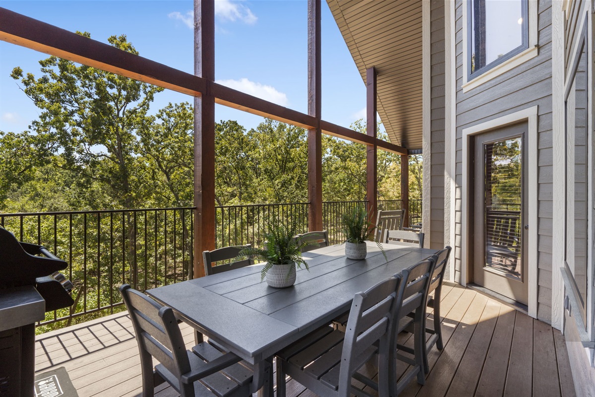 Outdoor seating & propane grill!